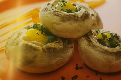 Miniature Traiteur Breuillet (Essonne) - Ardélices Buffet #54 Bagels au sésame garnis de fromage frais, de légumes verts et d'herbes, disposés sur un plateau.