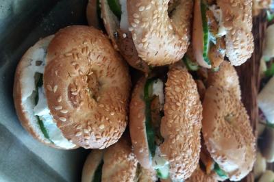 Miniature Traiteur Breuillet (Essonne) - Ardélices Buffet #55 Bagels au sésame garnis de fromage frais, de légumes verts et d'herbes, disposés sur un plateau.