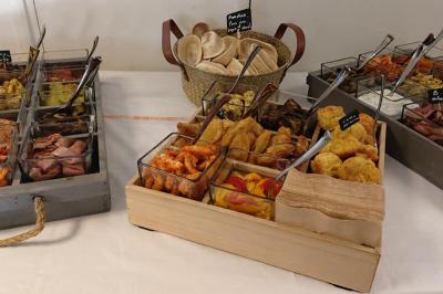 Assortiment de bouchées apéritives variées, incluant sushis, toasts et mini-brochettes, présenté sur un plateau.