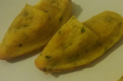 Assortiment de bouchées apéritives variées, incluant sushis, toasts et mini-brochettes, présenté sur un plateau.