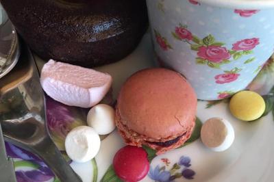 Assortiment de bouchées apéritives variées, incluant sushis, toasts et mini-brochettes, présenté sur un plateau.