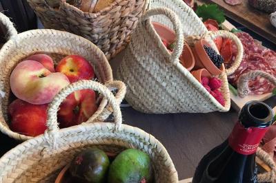 Assortiment de bouchées apéritives variées, incluant sushis, toasts et mini-brochettes, présenté sur un plateau.