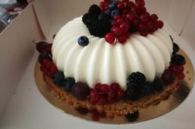 Assortiment de bouchées apéritives variées, incluant sushis, toasts et mini-brochettes, présenté sur un plateau.