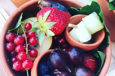 Assortiment de bouchées apéritives variées, incluant sushis, toasts et mini-brochettes, présenté sur un plateau.