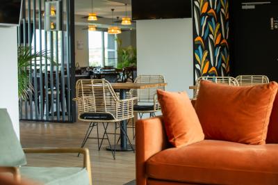 Miniature Location salle Plouescat (Finistère) - Best Western Côte des Sables Plouescat #3 Salle de bain moderne avec un lavabo en bois, un miroir éclairé et une baignoire d'angle sur un sol en bois.