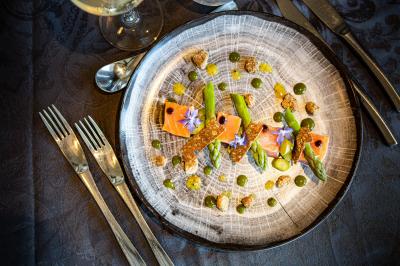 Miniature Location salle Plouescat (Finistère) - Best Western Côte des Sables Plouescat #2 Salle de bain moderne avec un lavabo en bois, un miroir éclairé et une baignoire d'angle sur un sol en bois.