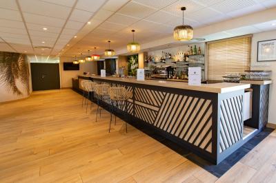 Miniature Accueil Salle de bain moderne avec un lavabo en bois, un miroir éclairé et une baignoire d'angle sur un sol en bois.