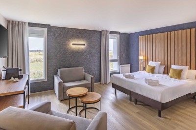 Miniature Chambre Salle de bain moderne avec un lavabo en bois, un miroir éclairé et une baignoire d'angle sur un sol en bois.