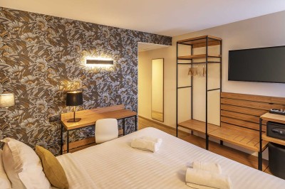 Miniature Chambre Salle de bain moderne avec un lavabo en bois, un miroir éclairé et une baignoire d'angle sur un sol en bois.