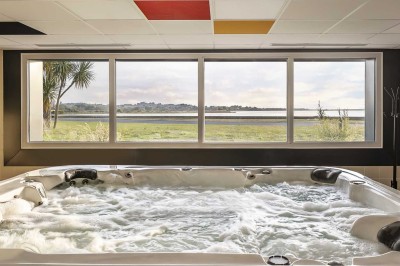 Miniature Espace détente Salle de bain moderne avec un lavabo en bois, un miroir éclairé et une baignoire d'angle sur un sol en bois.