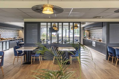 Miniature Restaurant Salle de bain moderne avec un lavabo en bois, un miroir éclairé et une baignoire d'angle sur un sol en bois.