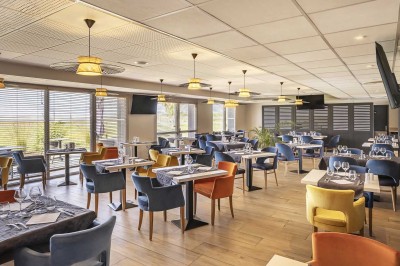 Miniature Restaurant Salle de bain moderne avec un lavabo en bois, un miroir éclairé et une baignoire d'angle sur un sol en bois.