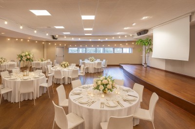 Miniature Salle Courlis Salle de bain moderne avec un lavabo en bois, un miroir éclairé et une baignoire d'angle sur un sol en bois.
