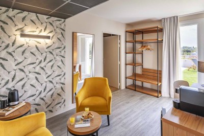 Miniature SUITE TERRASSE OFFERTE AUX MARIES Salle de bain moderne avec un lavabo en bois, un miroir éclairé et une baignoire d'angle sur un sol en bois.