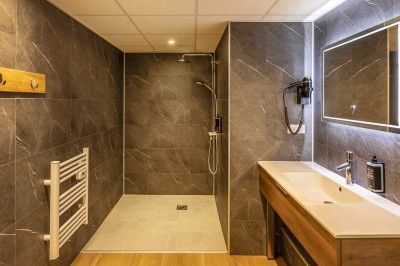 Miniature SUITE TERRASSE OFFERTE AUX MARIES Salle de bain moderne avec un lavabo en bois, un miroir éclairé et une baignoire d'angle sur un sol en bois.