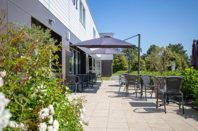 Miniature Terrasse Salle de bain moderne avec un lavabo en bois, un miroir éclairé et une baignoire d'angle sur un sol en bois.