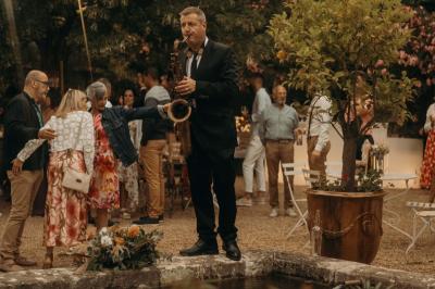 Deux artistes chantent et jouent de la musique en direct dans une ambiance lumineuse et chaleureuse.