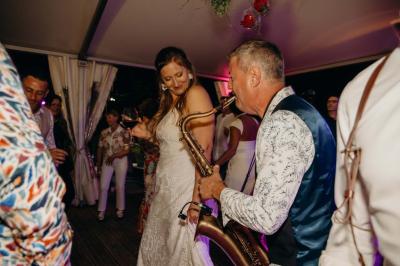 Deux artistes chantent et jouent de la musique en direct dans une ambiance lumineuse et chaleureuse.