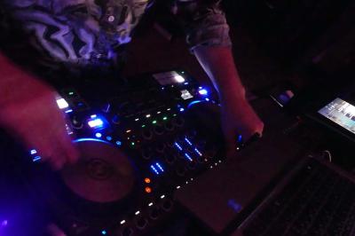 Deux artistes chantent et jouent de la musique en direct dans une ambiance lumineuse et chaleureuse.