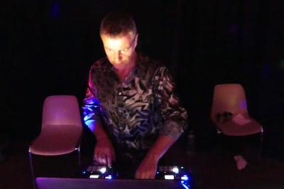 Deux artistes chantent et jouent de la musique en direct dans une ambiance lumineuse et chaleureuse.