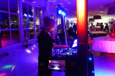 Deux artistes chantent et jouent de la musique en direct dans une ambiance lumineuse et chaleureuse.