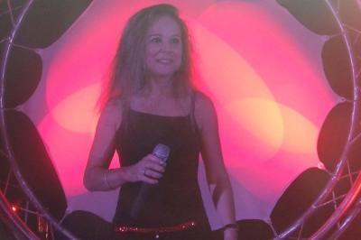 Deux artistes chantent et jouent de la musique en direct dans une ambiance lumineuse et chaleureuse.