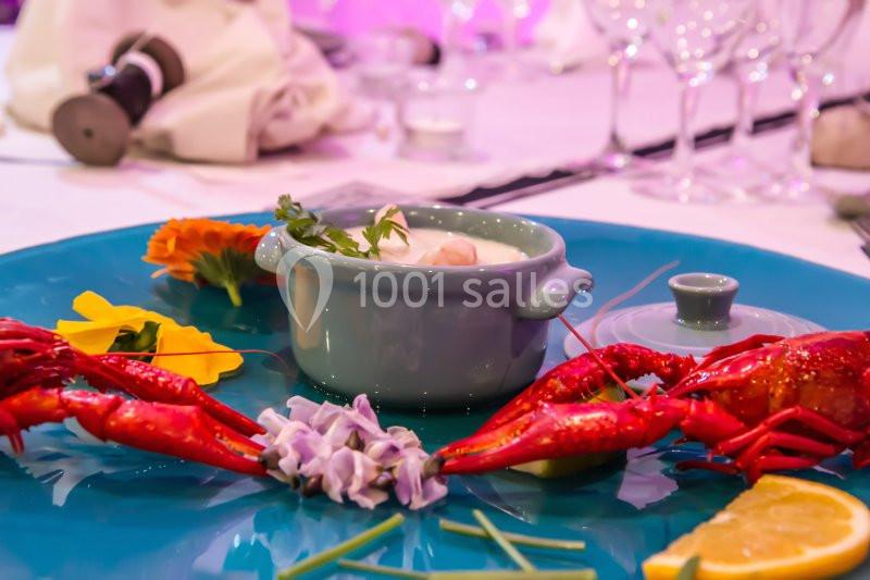 Location salle Comines (Nord) - Les Salons du Château - France Evénement #19 Assiette de présentation avec écrevisses, fleurs comestibles, citron et une cocotte contenant une préparation culinaire.