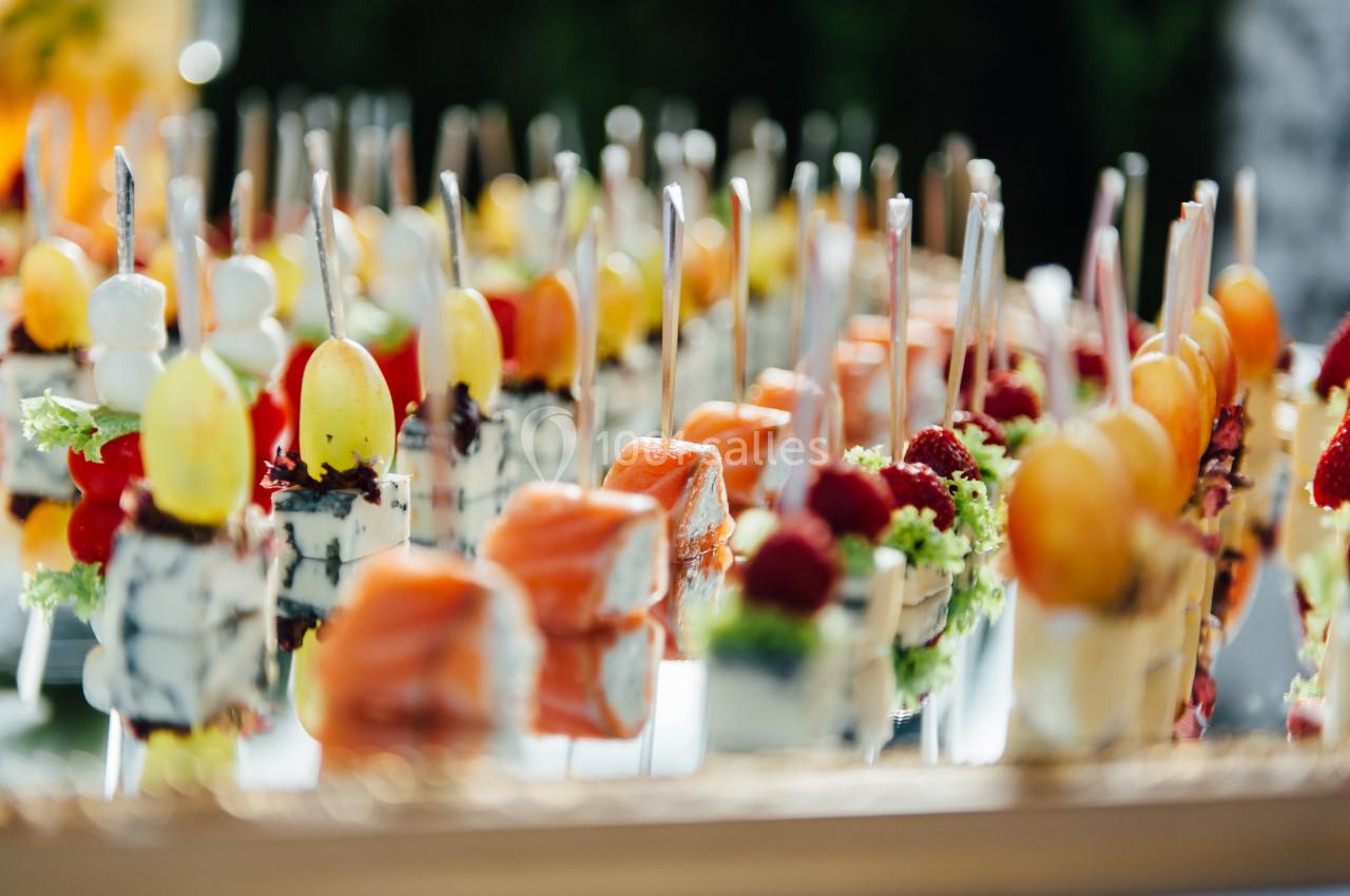Location salle Comines (Nord) - Les Salons du Château - France Evénement #20 Assortiment de brochettes apéritives colorées avec fruits, fromages et saumon, disposées sur un plateau.