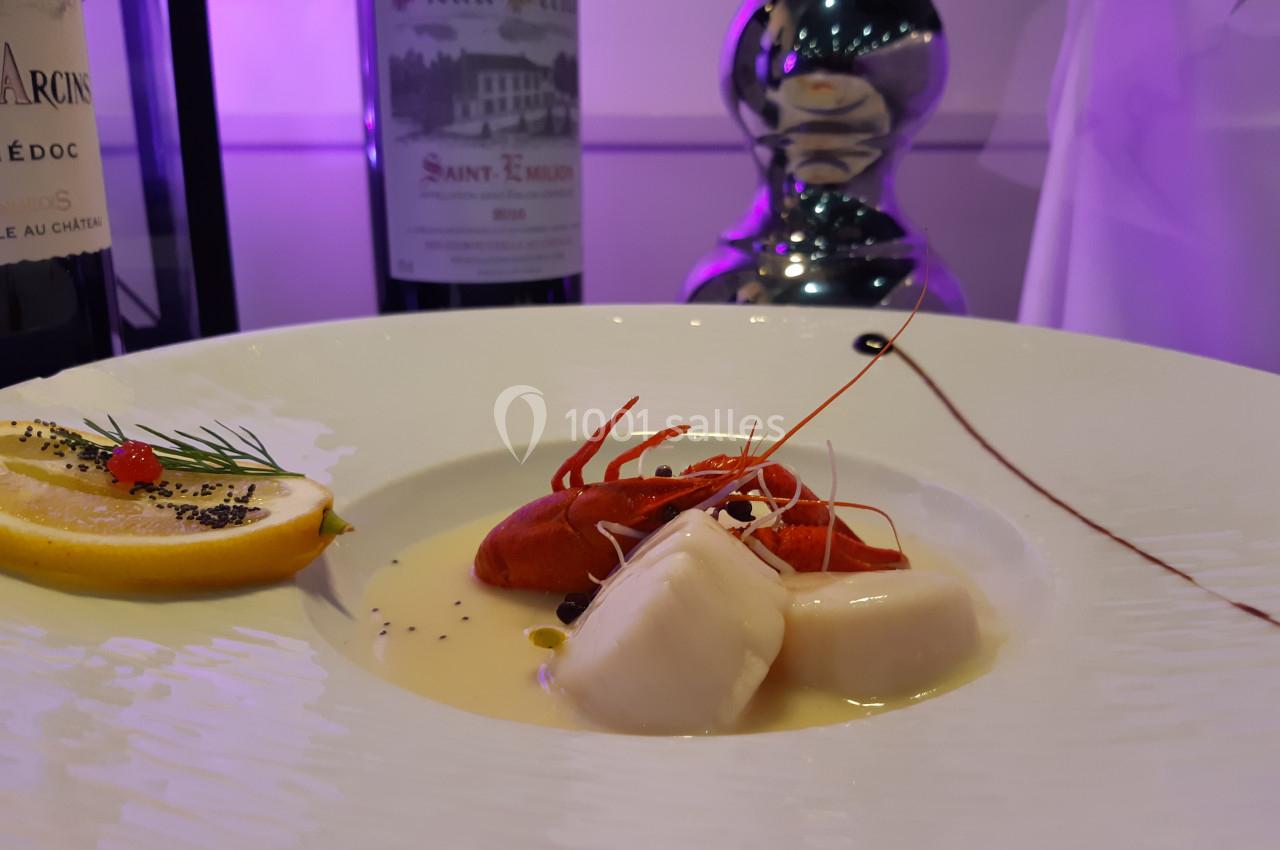 Location salle Comines (Nord) - Les Salons du Château - France Evénement #21 Assiette gastronomique avec noix de Saint-Jacques, langoustine, sauce crémeuse, citron et décoration raffinée.