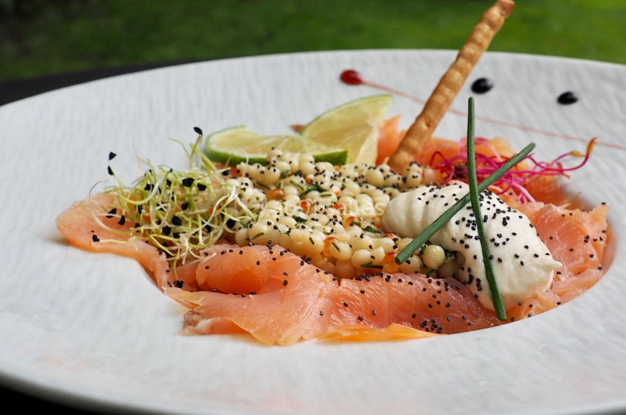 Location salle Comines (Nord) - Les Salons du Château - France Evénement #23 Assiette de saumon fumé avec graines, germes, crème fraîche, citron vert et décorations culinaires.