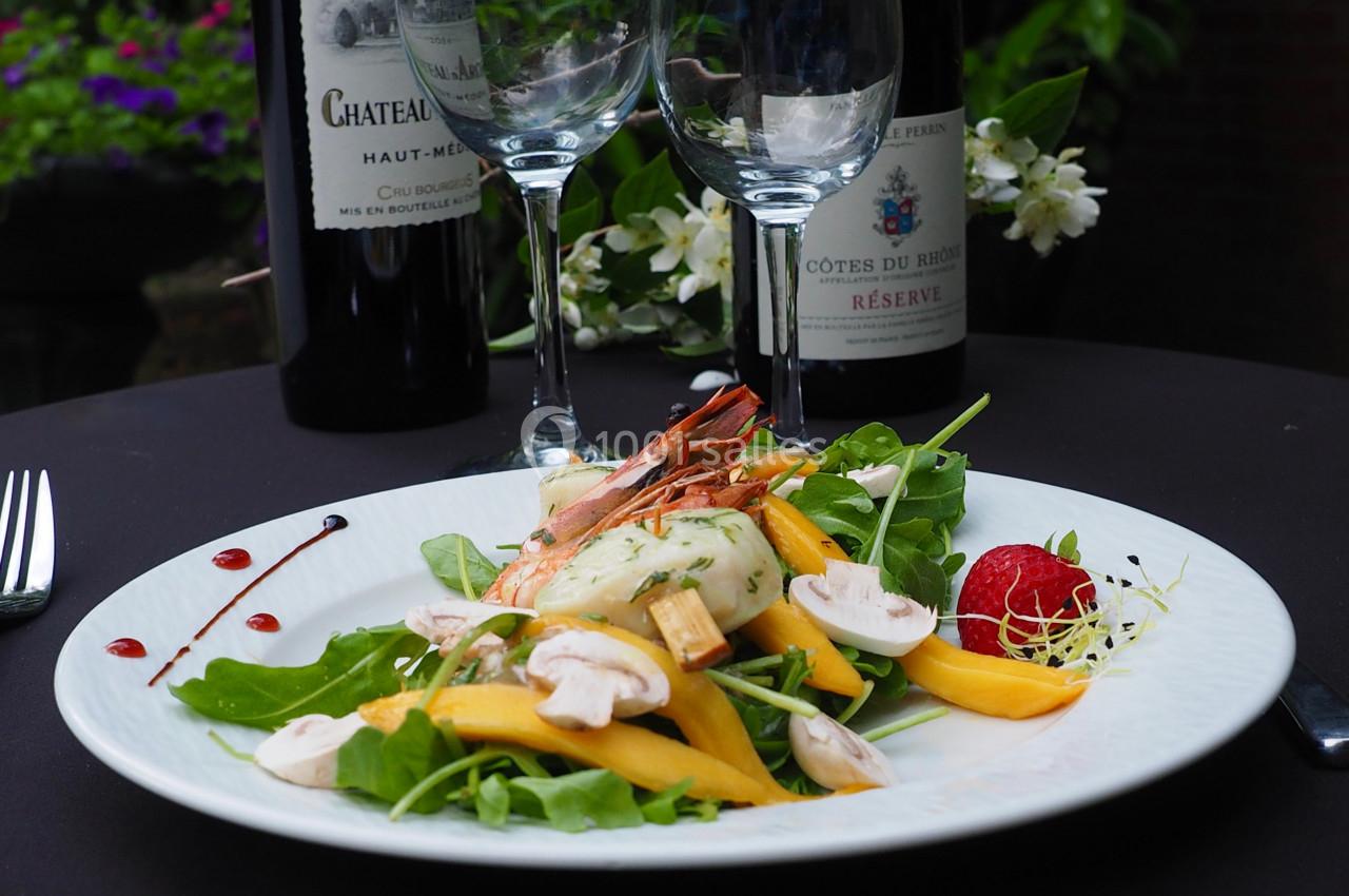 Location salle Comines (Nord) - Les Salons du Château - France Evénement #25 Assiette de salade composée avec crevettes, mangue, champignons et verdure, servie sur une table avec des verres et…