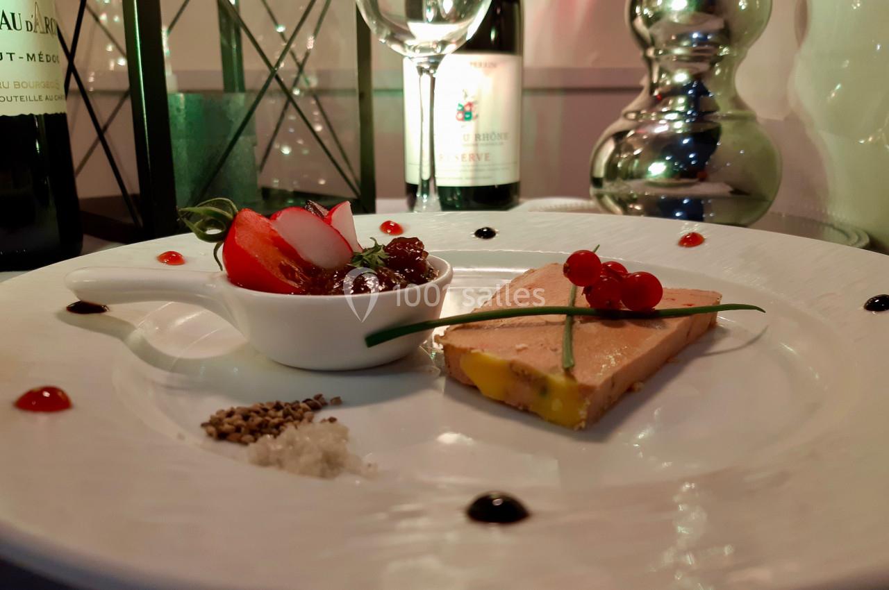 Location salle Comines (Nord) - Les Salons du Château - France Evénement #27 Assiette gastronomique avec foie gras, confiture, radis, groseilles, ciboulette et condiments, servie dans un décor élégant.