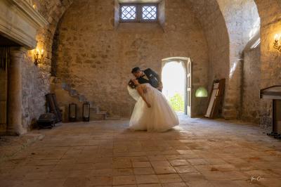 Miniature Château de Saint Alban - Myriam & Romain Femme assise, vêtue d'une robe blanche fluide, posant avec une expression sereine sur fond neutre.