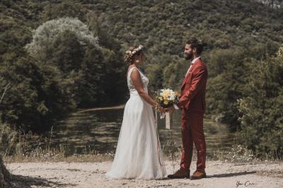 Miniature Eline & Gaël - Sauve Femme assise, vêtue d'une robe blanche fluide, posant avec une expression sereine sur fond neutre.