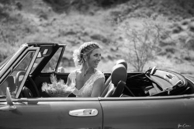 Miniature Théatre du moulinage Femme assise, vêtue d'une robe blanche fluide, posant avec une expression sereine sur fond neutre.