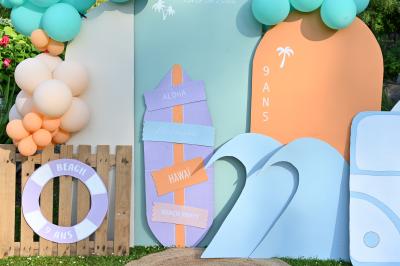 Table décorée avec des bougies torsadées, fleurs séchées et chemin de table rouge dans un cadre chaleureux.