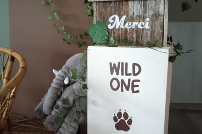 Table décorée avec des bougies torsadées, fleurs séchées et chemin de table rouge dans un cadre chaleureux.