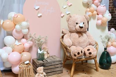 Table décorée avec des bougies torsadées, fleurs séchées et chemin de table rouge dans un cadre chaleureux.