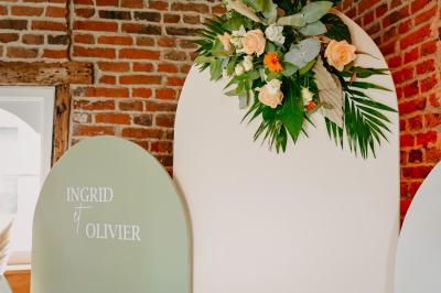 Table décorée avec des bougies torsadées, fleurs séchées et chemin de table rouge dans un cadre chaleureux.