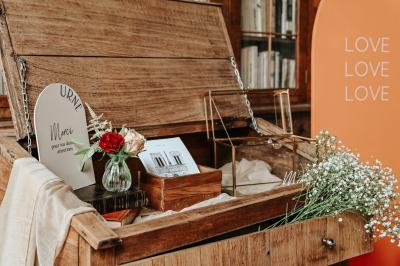 Table décorée avec des bougies torsadées, fleurs séchées et chemin de table rouge dans un cadre chaleureux.