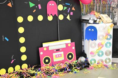 Table décorée avec des bougies torsadées, fleurs séchées et chemin de table rouge dans un cadre chaleureux.