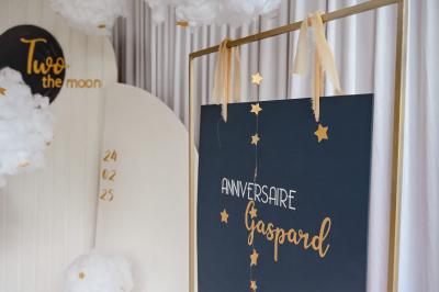 Table décorée avec des bougies torsadées, fleurs séchées et chemin de table rouge dans un cadre chaleureux.