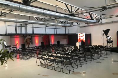 Une boule à facettes illumine une salle sombre avec des reflets lumineux, créant une ambiance festive.