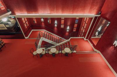 Façade du Théâtre Saint-Georges dans une rue calme avec des passants et des bâtiments environnants.