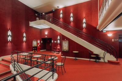 Façade du Théâtre Saint-Georges dans une rue calme avec des passants et des bâtiments environnants.