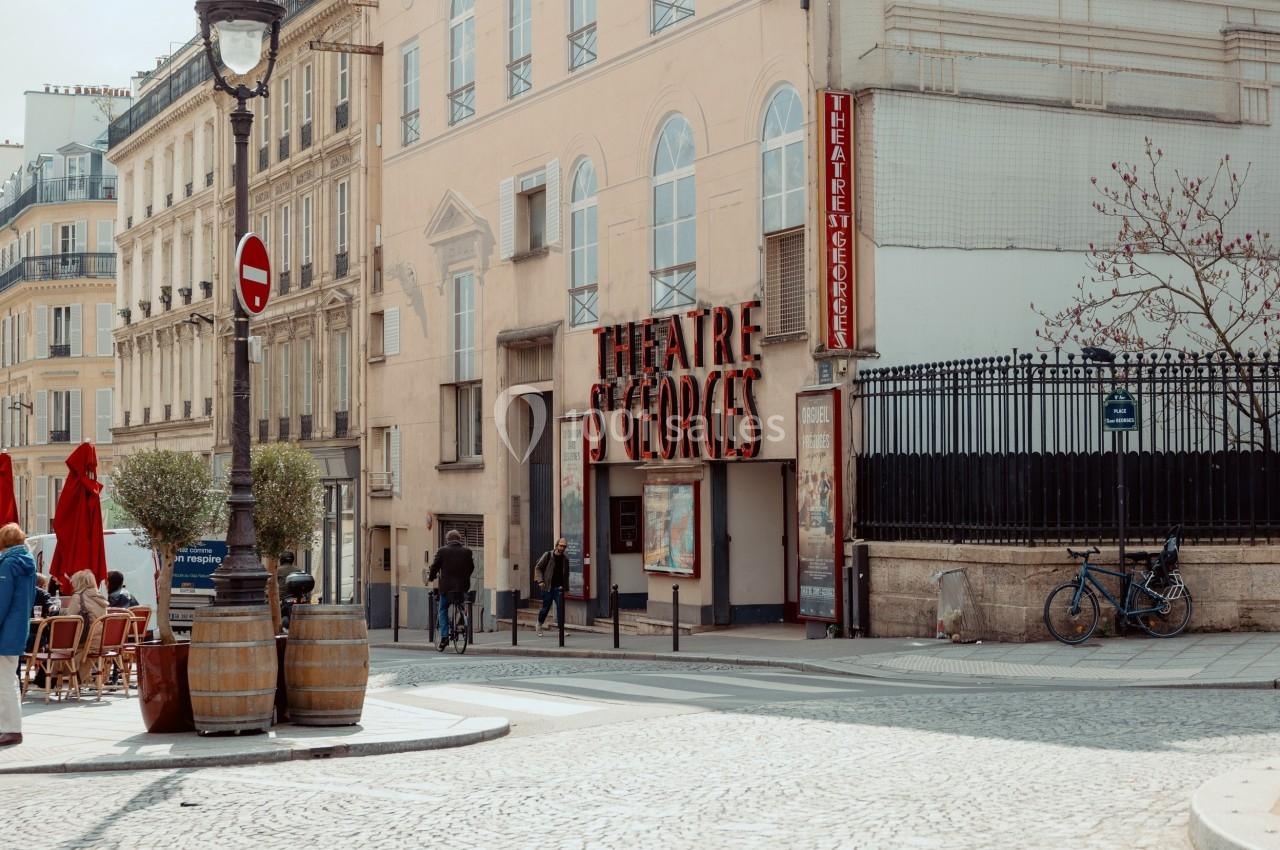 Façade du Théâtre Saint-Georges dans une rue calme avec des passants et des bâtiments environnants.