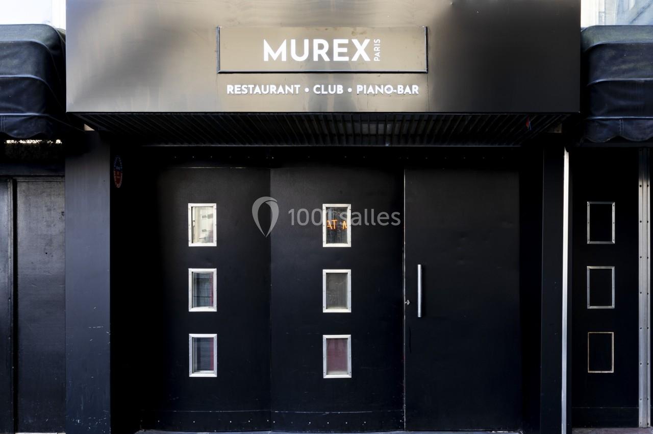 Façade noire d'un établissement nommé ’Murex Paris’ avec enseigne indiquant restaurant, club et piano-bar.