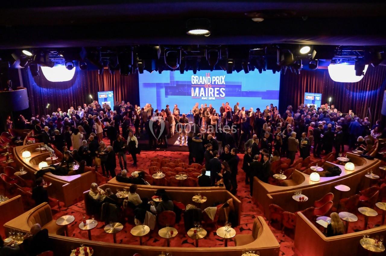 Salle de spectacle remplie de participants lors d'un événement intitulé ’Grand Prix des Maires’.