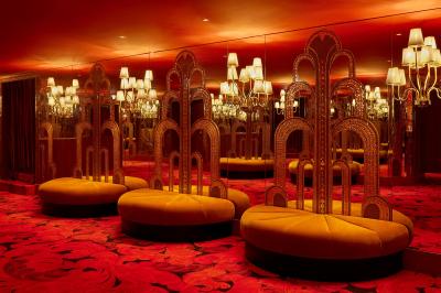 Miniature Salon des Fontaines Intérieur d'une pièce aux motifs colorés et symétriques avec des murs en bois, des miroirs et un plafond lumineux.