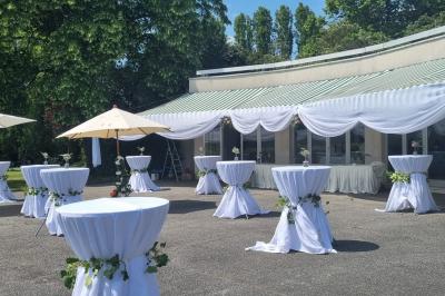 Miniature Traiteur Magny-les-Hameaux (Yvelines) - Iles en Fete  #11 Plateau en métal doré rempli de samoussas dorés et croustillants, posé sur une table blanche.